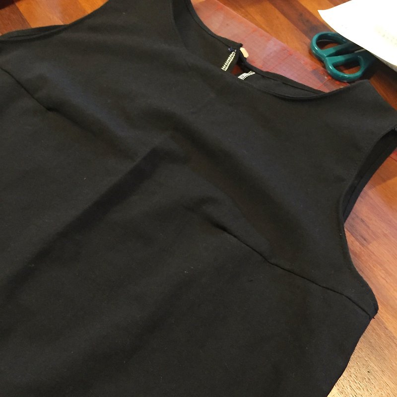 Handmade natural linen-cotton dress buckle Cypress Fan black slits vest - Women's Vests - Cotton & Hemp Black