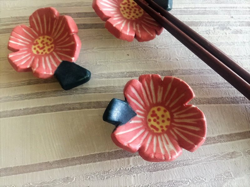 條紋嫩紅花形筷子架_陶器筷架 - 餐桌布/餐墊 - 陶 粉紅色