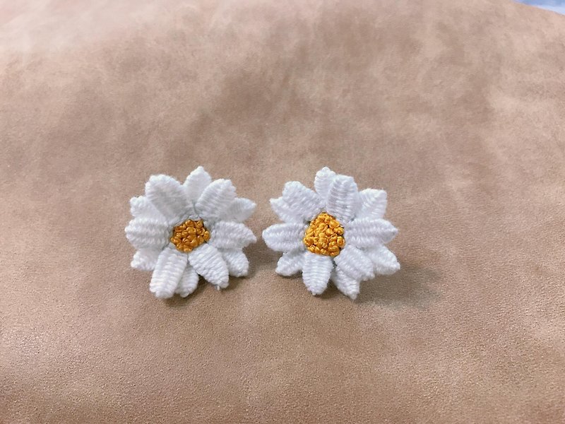 Small white daisy earrings - just for the purchase of two pairs of earrings - ต่างหู - ผ้าฝ้าย/ผ้าลินิน 