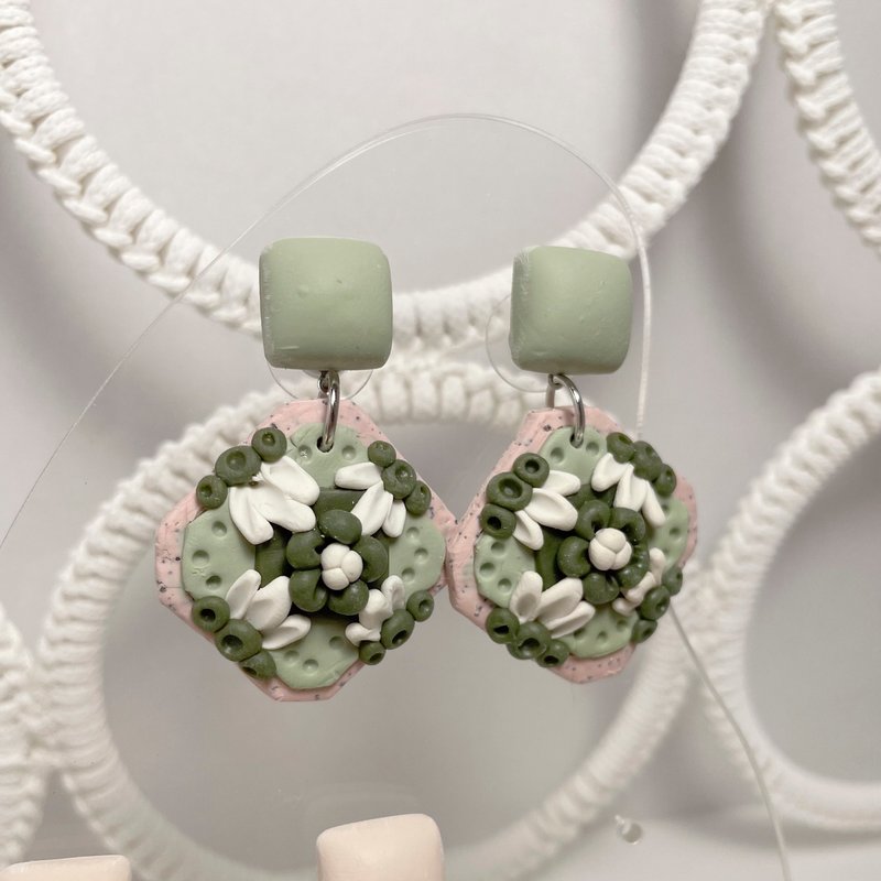 MALAI earrings with Green cream floral pattern - 耳環/耳夾/耳骨夾 - 其他材質 綠色