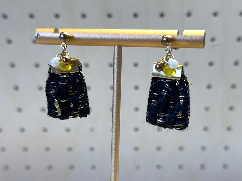 Handmade tweed earrings - ต่างหู - อะคริลิค หลากหลายสี