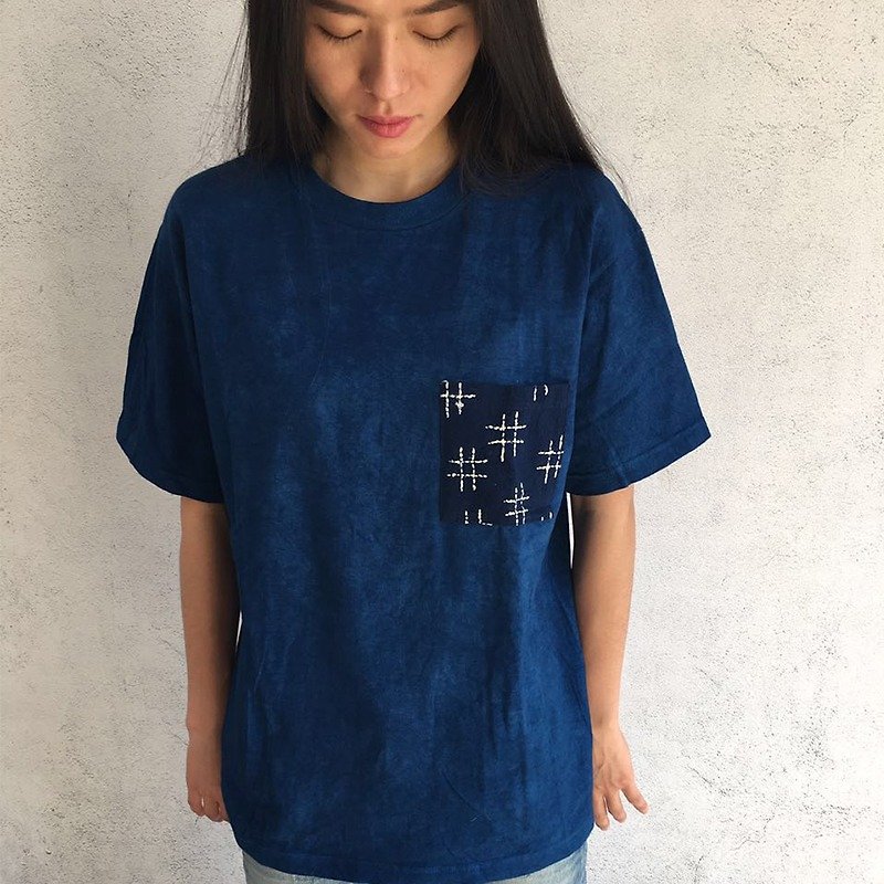 Antique plant blue-stained cotton T-shirt - thorn embroidery patch pocket -indigo- [desert] independent designer brand - Women's T-Shirts - Cotton & Hemp 