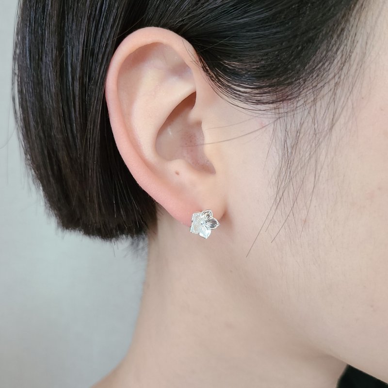 ハワイアン　プルメリアの花びらピアス シルバー/SV925　国内送料無料 - 耳環/耳夾/耳骨夾 - 純銀 銀色