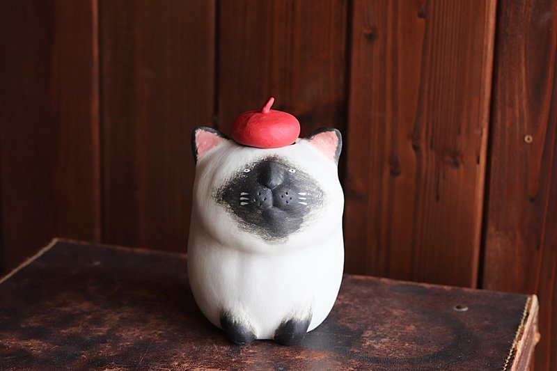 Animal Vase Siamese Cat Wearing a Red Beret [Made to Order] - ของวางตกแต่ง - ดินเผา ขาว