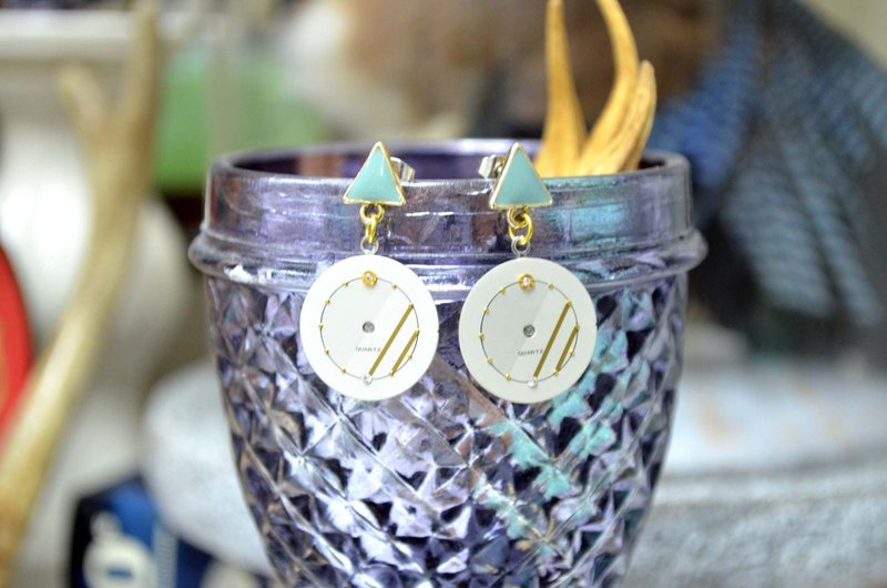 金色古董錶面耳環  Golden Vintage Dial Earrings - 耳環/耳夾/耳骨夾 - 其他金屬 金色