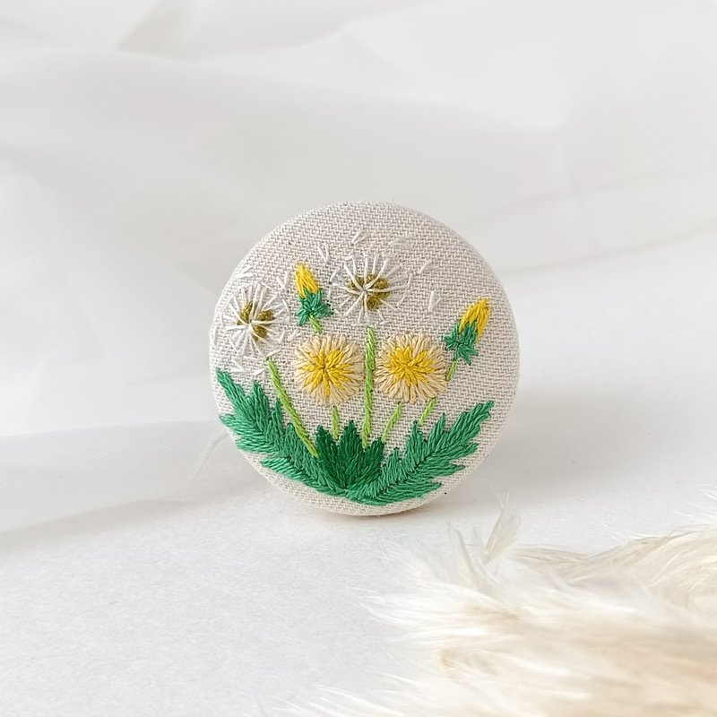 たんぽぽの花とふわふわ綿毛の刺繍ブローチor刺繍ヘアゴム - 胸針 - 棉．麻 黃色