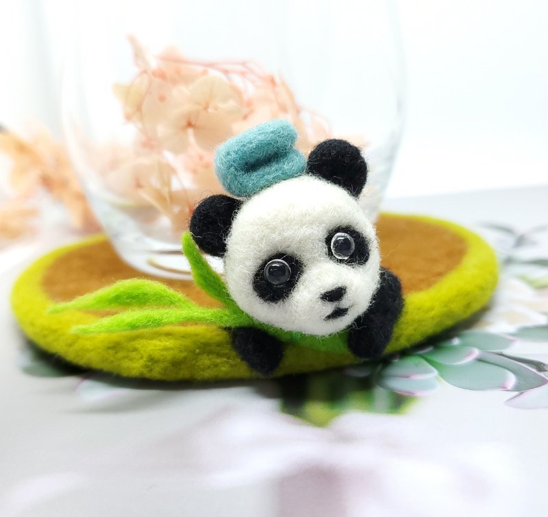 立體拉花咖啡羊毛氈杯墊 熊貓寶寶泡湯 - 杯墊 - 羊毛 咖啡色