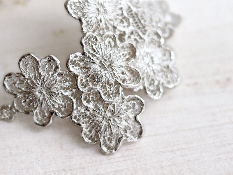 【Jin Xia Lin ‧ Lace Custom Made】 Several petals lace necklace/bracelet - Bracelets - Other Metals 