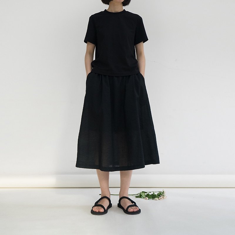 Black elastic waist cotton seersucker corrugated skirt - กระโปรง - ผ้าฝ้าย/ผ้าลินิน สีดำ