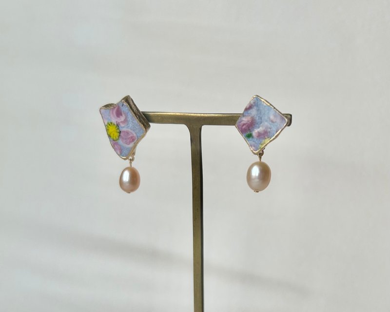 京焼 金継ぎ　サージカルステンレスピアス　紫　ピンク　絵付け　花柄　淡いオレンジの淡水パール　天然石　 伝統工芸　No.53 - 耳環/耳夾/耳骨夾 - 陶 紫色