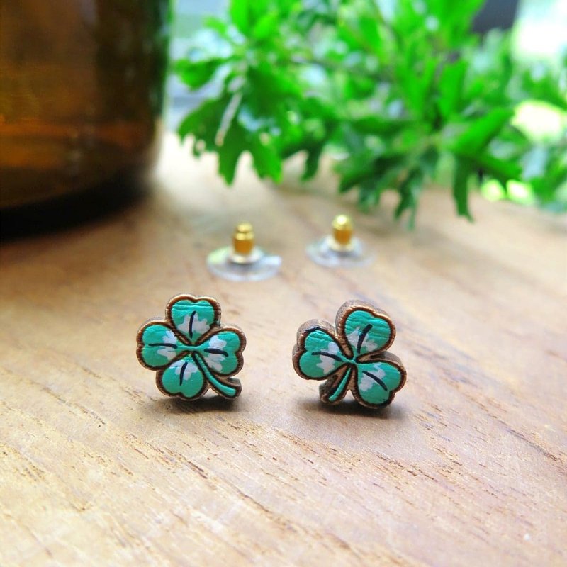 Wooden earrings four leaf clover - 耳環/耳夾/耳骨夾 - 木頭 綠色