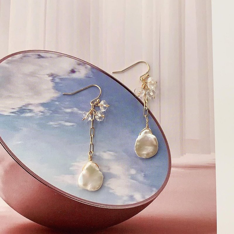 Yuan Cuèi - White Crystal, Petal Pearl 14K Gold Infused Earrings - ต่างหู - ไข่มุก ขาว