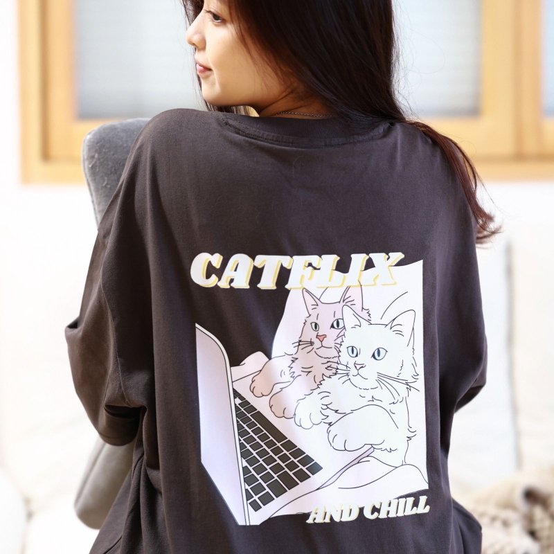 【CREEPS】Catflix and Chill 寬鬆重磅印花T恤 - 男 T 恤 - 棉．麻 多色