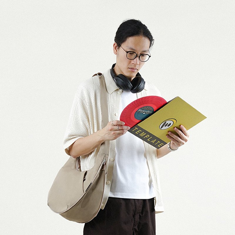 【FW25全新Wander系列】ZION 可擴展半月包 (沙卡其) - 側背包/斜背包 - 環保材質 卡其色