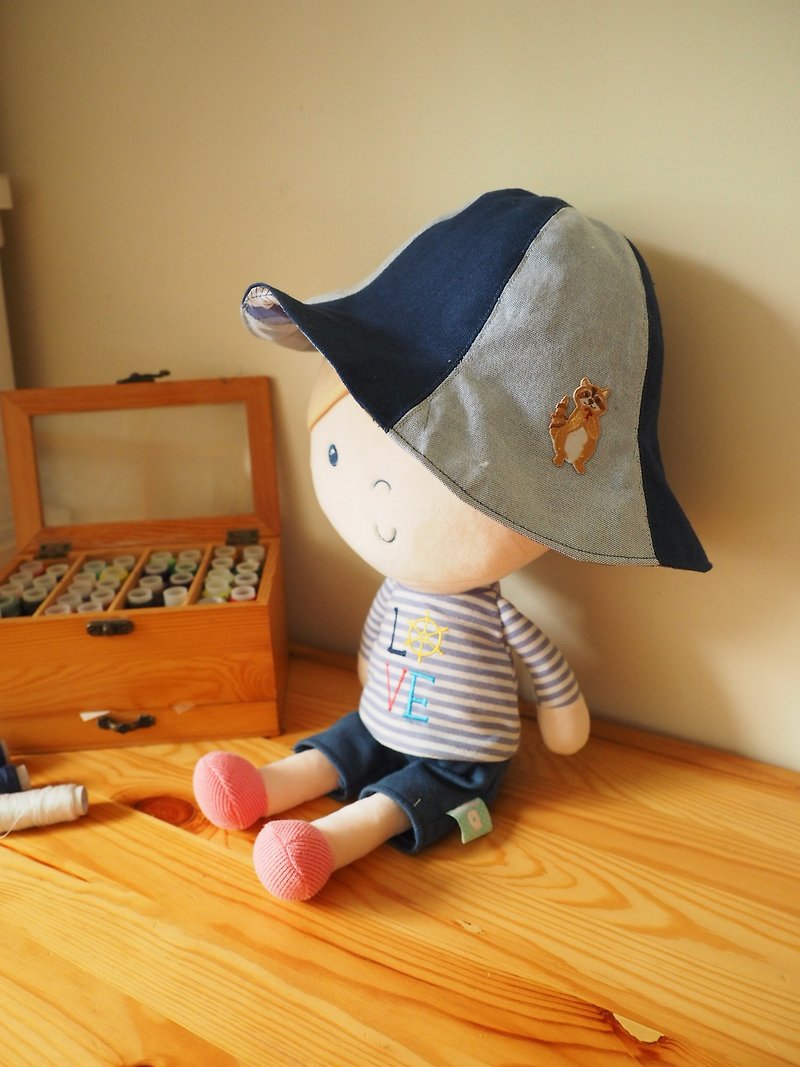 手作りの両面コットンデニムパッチワークアライグマ刺繍日焼け止め帽子。カスタマイズされたサイズは子供と大人に適しています - 帽子・ヘアバンド - コットン・麻 ブルー