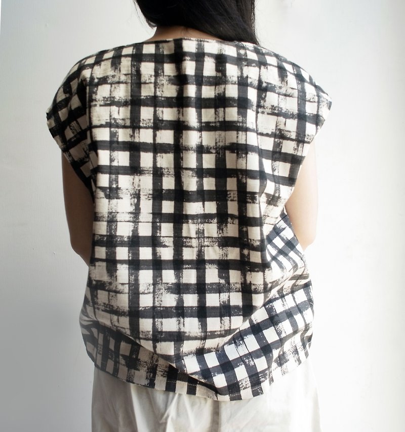 Japanese short board V-neck shirt black and white grid hand-tailored shirt - Women's Tops - Cotton & Hemp Black