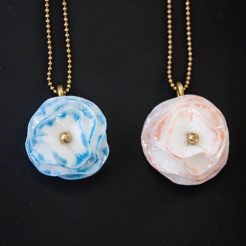 Carne ~ porcelain flower pendant - สร้อยคอ - เครื่องลายคราม ขาว