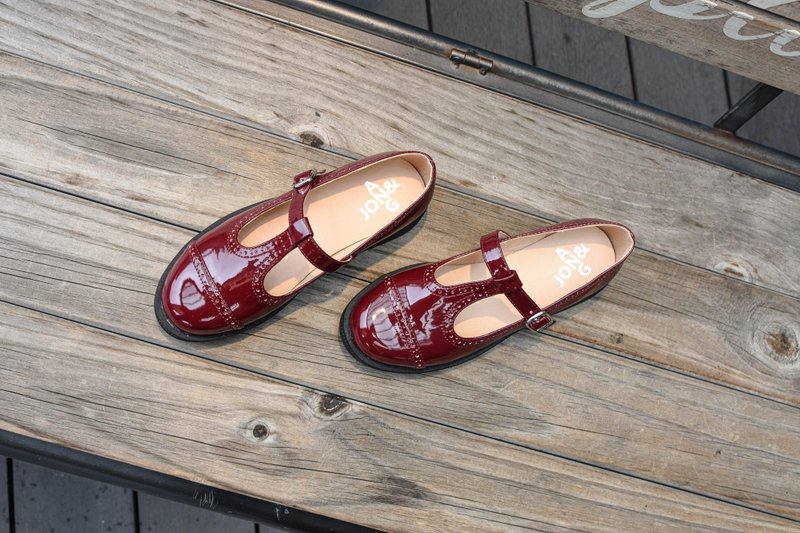 Burgundy girls' retro British style classic patent leather student shoes - รองเท้าเด็ก - หนังเทียม หลากหลายสี