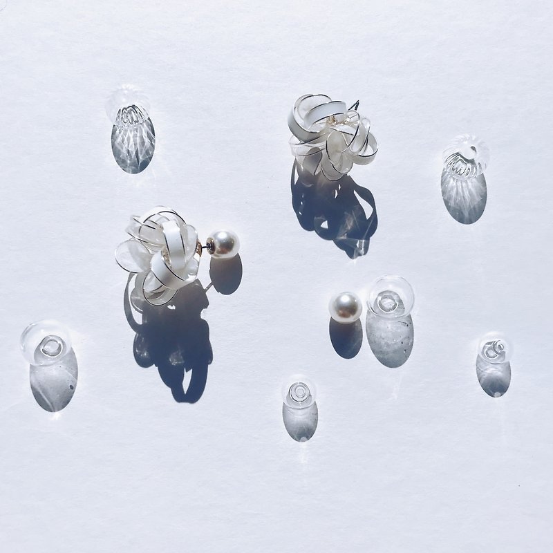 <Snow>Handmade design resin earrings/earrings/earring/accessories - Earrings & Clip-ons - Other Materials White