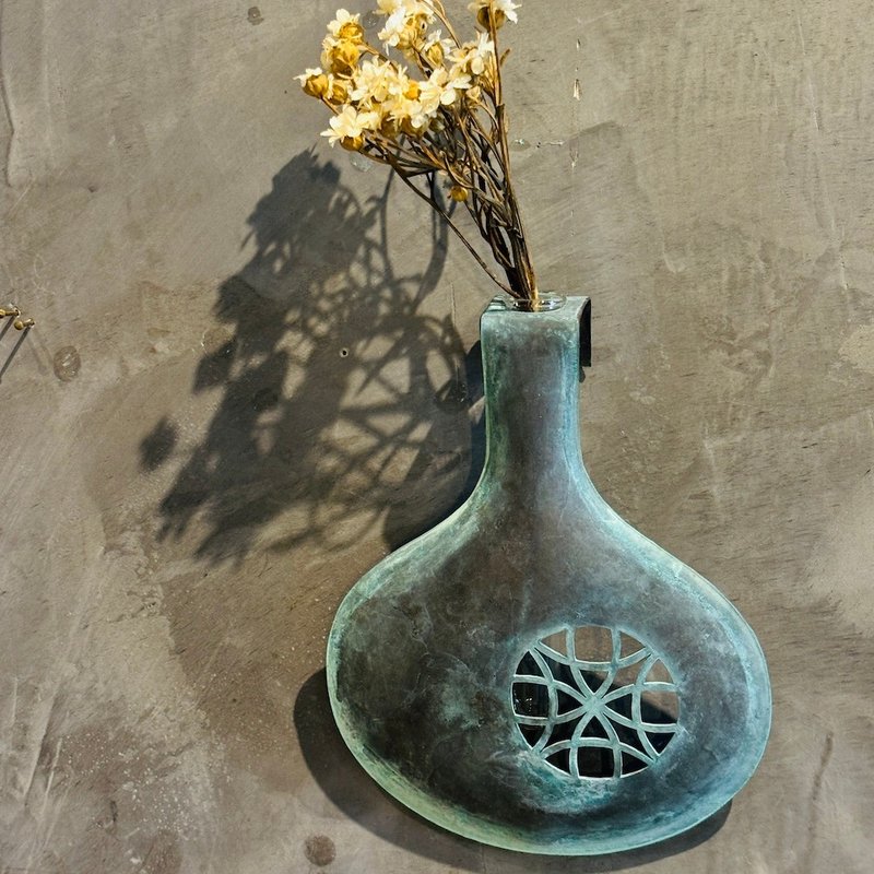 紅銅製壁掛花器單品/花窗花影C款,手作的詩用金屬工藝為生活寫詩 - 盆栽/植栽 - 其他金屬 