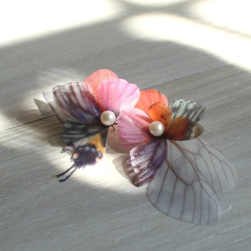 不對稱蝴蝶耳環一對&珍珠925銀耳針 pierced or clip-on earring - 耳環/耳夾/耳骨夾 - 絲．絹 紅色