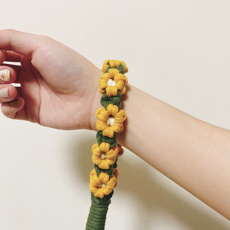 Summer fresh small flower mobile phone lanyard braided wrist rope charm - เชือก/สายคล้อง - ผ้าฝ้าย/ผ้าลินิน 