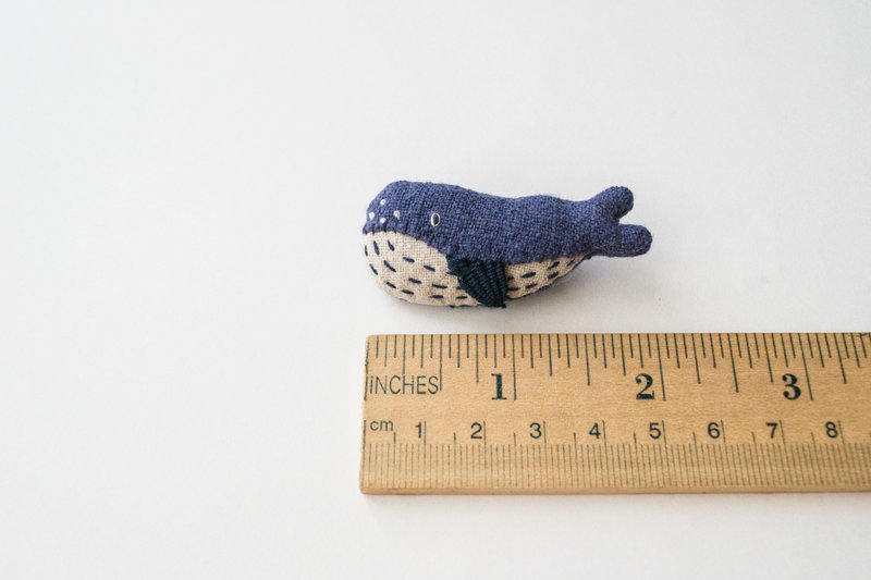 鯨魚胸針 Whale mini brooch pin - Humphrey - เข็มกลัด - ผ้าฝ้าย/ผ้าลินิน สีน้ำเงิน