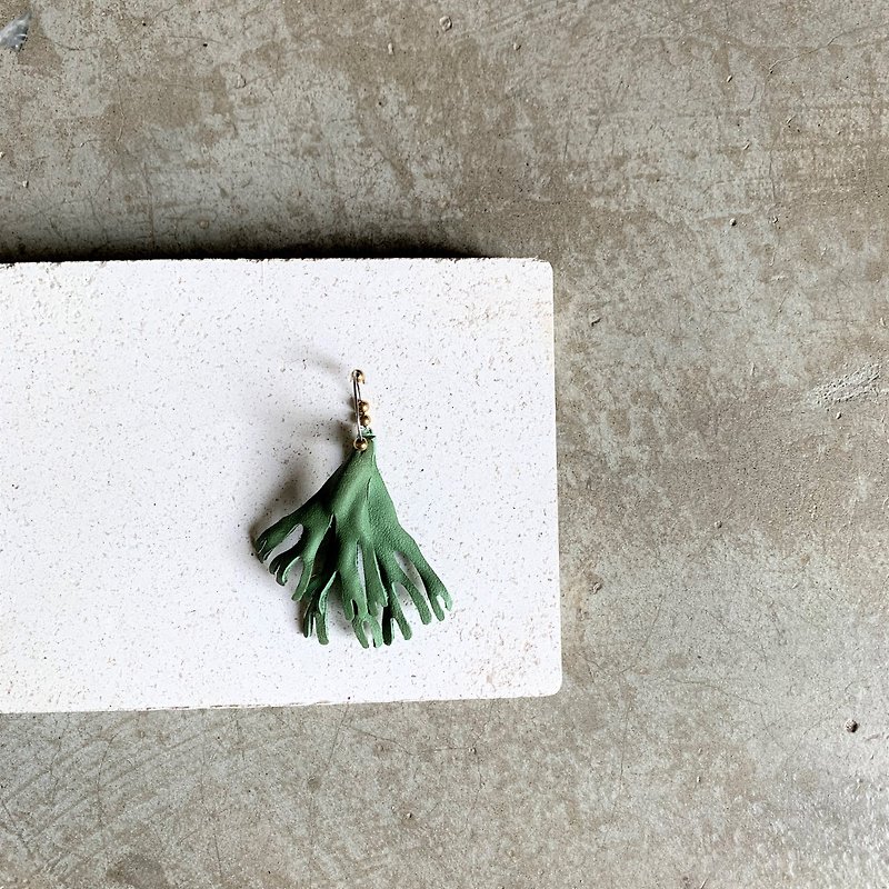 Staghorn Fern Earrings (Single Side)_Hand Dyed Plastic Vegetable Tanned Leather - ต่างหู - หนังแท้ สีเขียว
