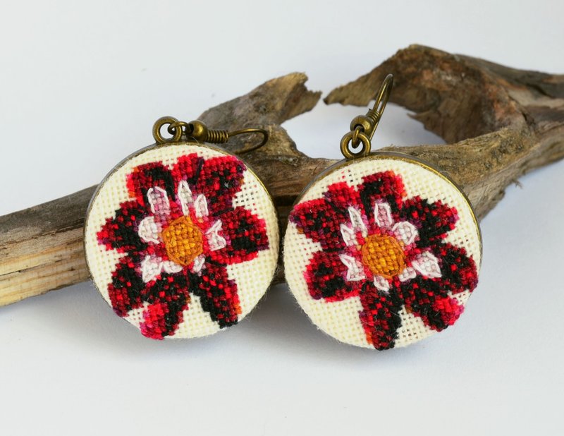 黑色紅色花朵刺繡耳環十字繡深色花卉飾品手工製作的現代女性禮物 - 耳環/耳夾/耳骨夾 - 繡線 紅色
