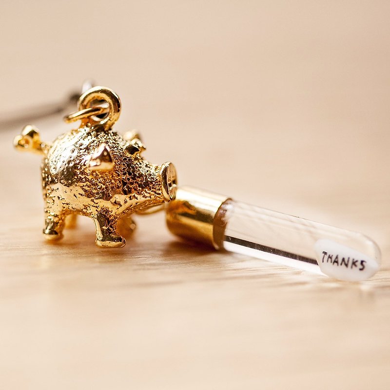 Rice tattoo art room "hand customized cell phone dust plug plug" style O-tail small golden pig pendant iphone android general 3.5mm - หูฟัง - แก้ว สีทอง
