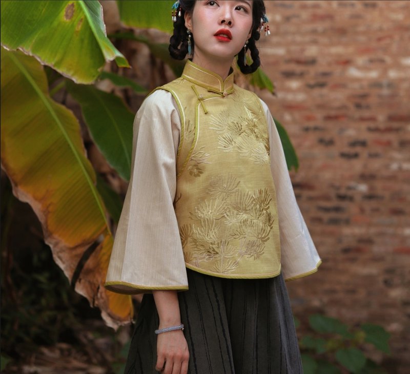 [The Grass and Trees Fall] Retro-style embroidered Linen faux two piece Chinese style inverted large sleeve top from the Republic of China - Women's Tops - Cotton & Hemp Yellow