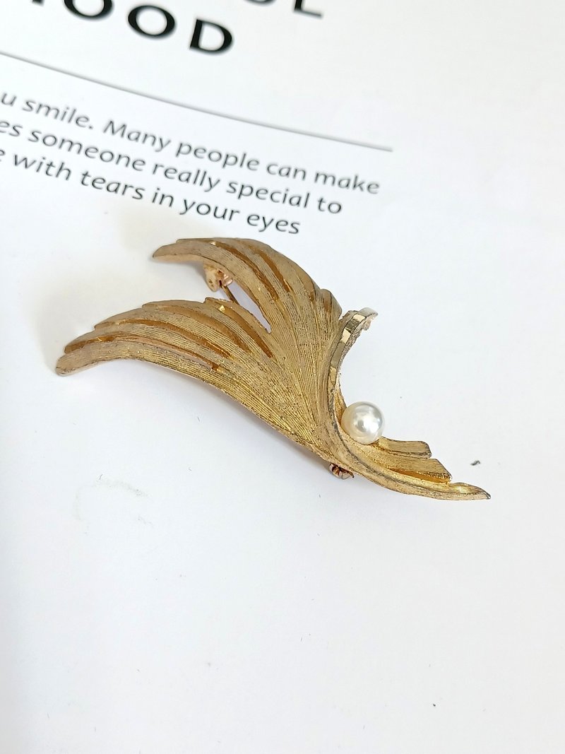 vintage jewelry  BSK 金色古典飛翼意象 別針 胸針 - 胸針 - 其他金屬 