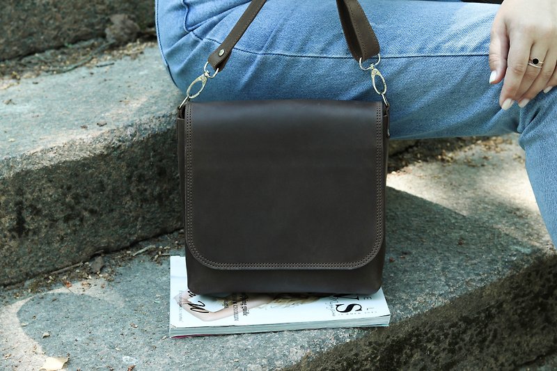 Women's Minimalist Messenger Bag/Small Leather Brown Crossbody Bag/ Shoulder Bag - 側背包/斜孭袋 - 真皮 咖啡色