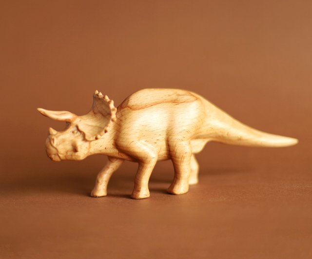 木製の恐竜トリケラトプス、木製の手彫りの像 - ショップ Papaofsaurs 置物 - Pinkoi