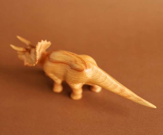 木製の恐竜トリケラトプス、木製の手彫りの像 - ショップ