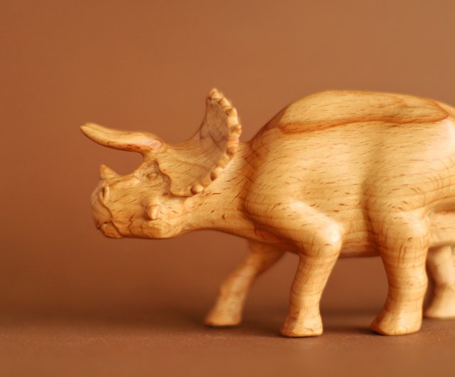 木製の恐竜トリケラトプス、木製の手彫りの像 - ショップ Papaofsaurs 置物 - Pinkoi