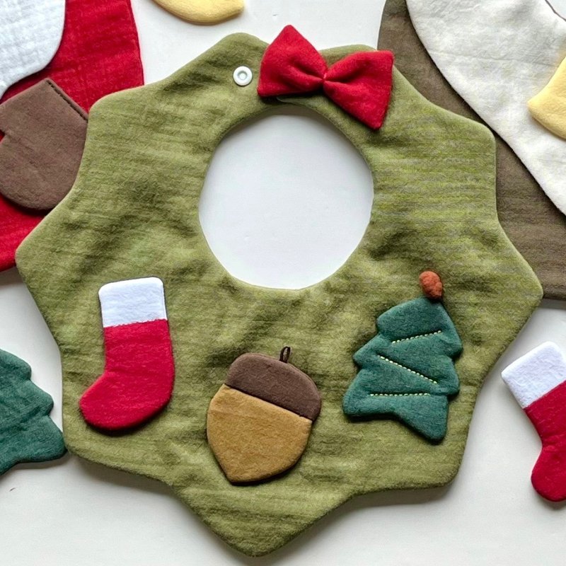 Christmas bib. Christmas wreath style - ผ้ากันเปื้อน - ผ้าฝ้าย/ผ้าลินิน สีเขียว