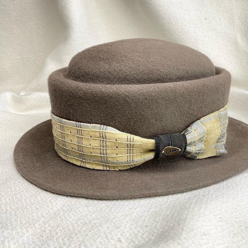 PorkPie Hat decorated with Ashoke band hand woven by the Yoruba tribe of Nigeria - หมวก - ขนแกะ สีกากี