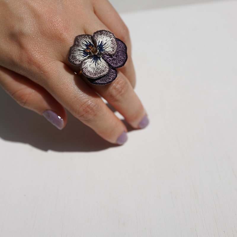 Viola Embroidery Ring Antique Purple - แหวนทั่วไป - งานปัก สีม่วง