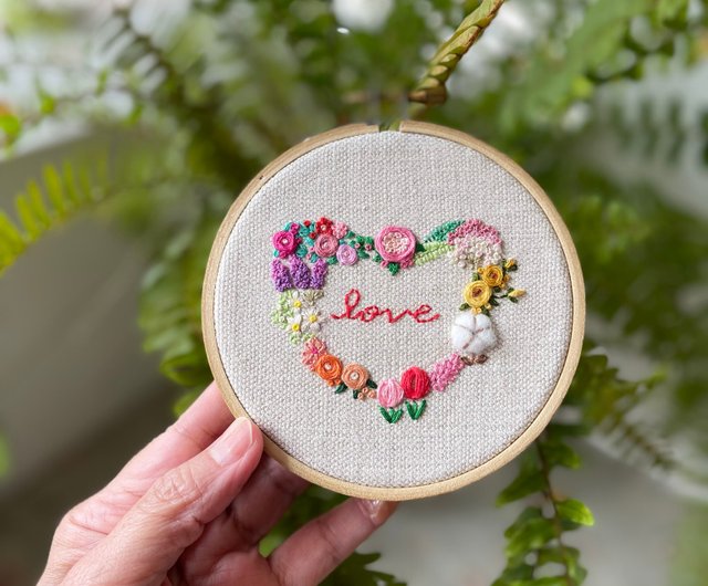 I love so I am 手刺繍ジュエリー 4インチ - ショップ jessembroidery ...