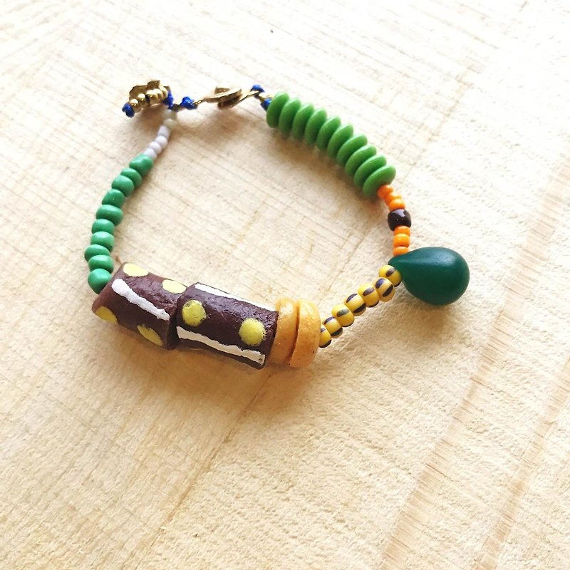 [Cat and Mice • Beads beat Beads] bracelet collection-006 African drum - สร้อยข้อมือ - อะคริลิค หลากหลายสี