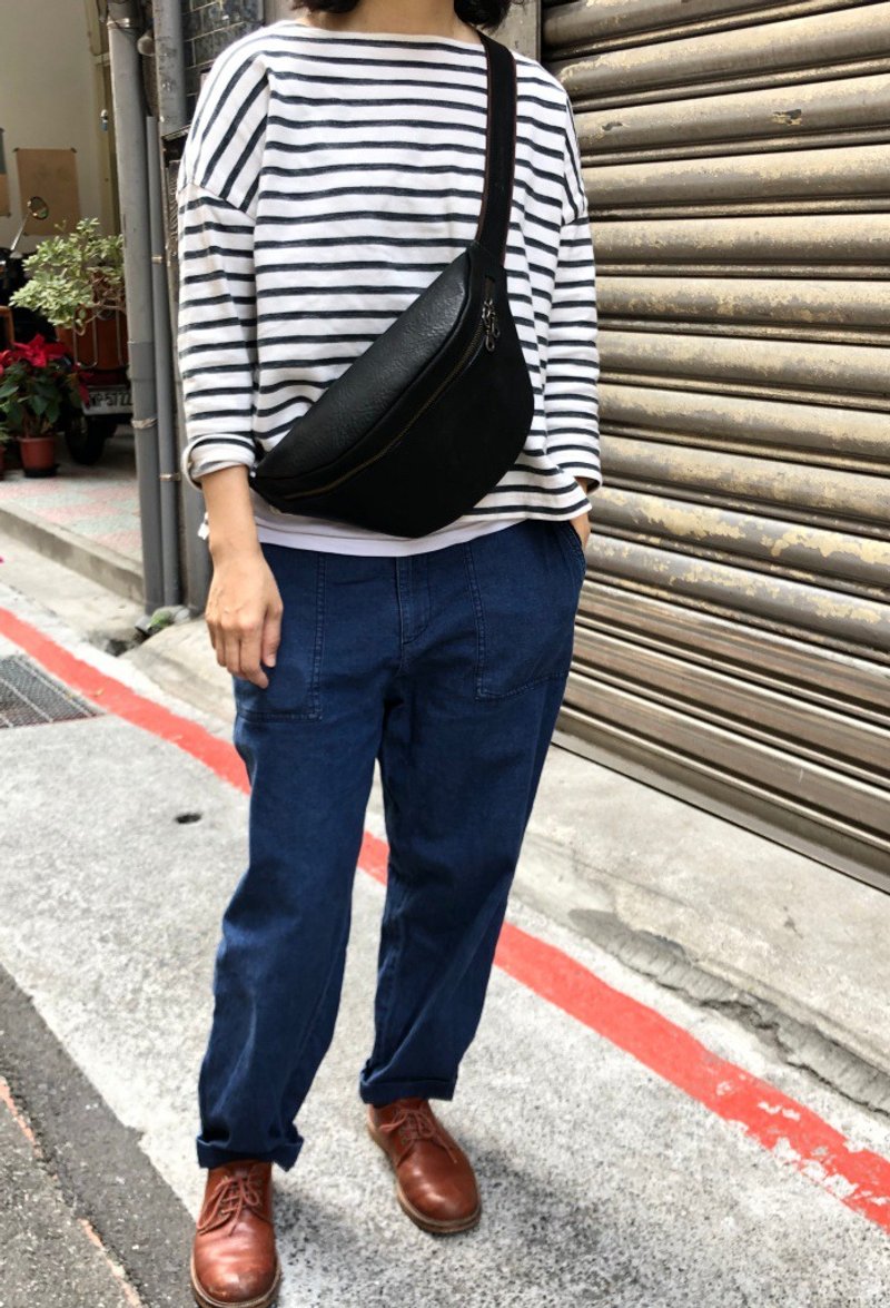 軟牛革定番款胸包/ 運動包包  Color : 黑色  -植鞣牛革製- - 側背包/斜背包 - 真皮 黑色