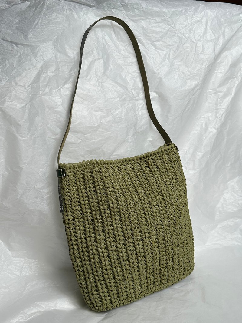 Hand-woven straw bag matcha green A4 shoulder bag genuine leather strap and bottom - กระเป๋าแมสเซนเจอร์ - หนังแท้ สีเขียว