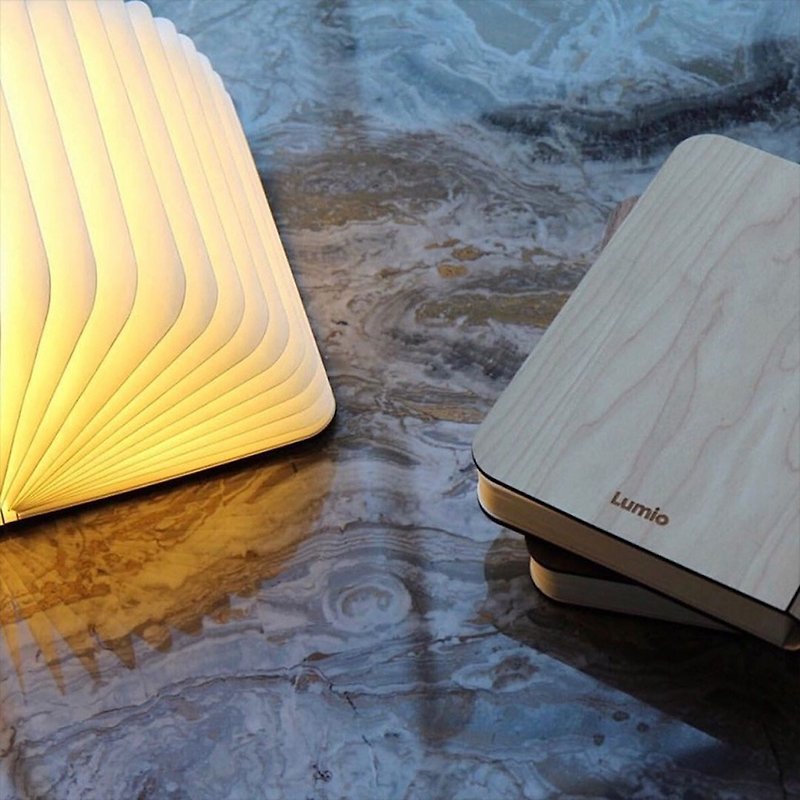 LUMIO | Book lamp Lito classic maple written - Lighting - Wood Khaki