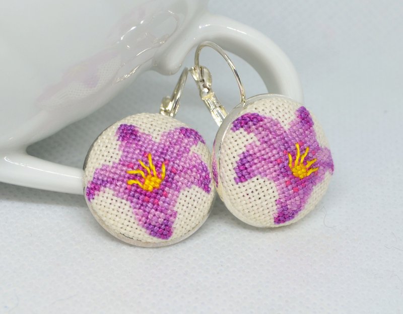 Pink lily embroidered earrings, Cross stitch floral jewelry - ต่างหู - งานปัก สึชมพู