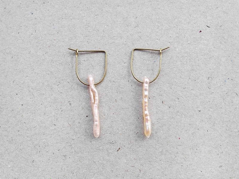 Irregular Pink Freshwater Pearl Earring simple copper wire - ต่างหู - เครื่องเพชรพลอย สึชมพู
