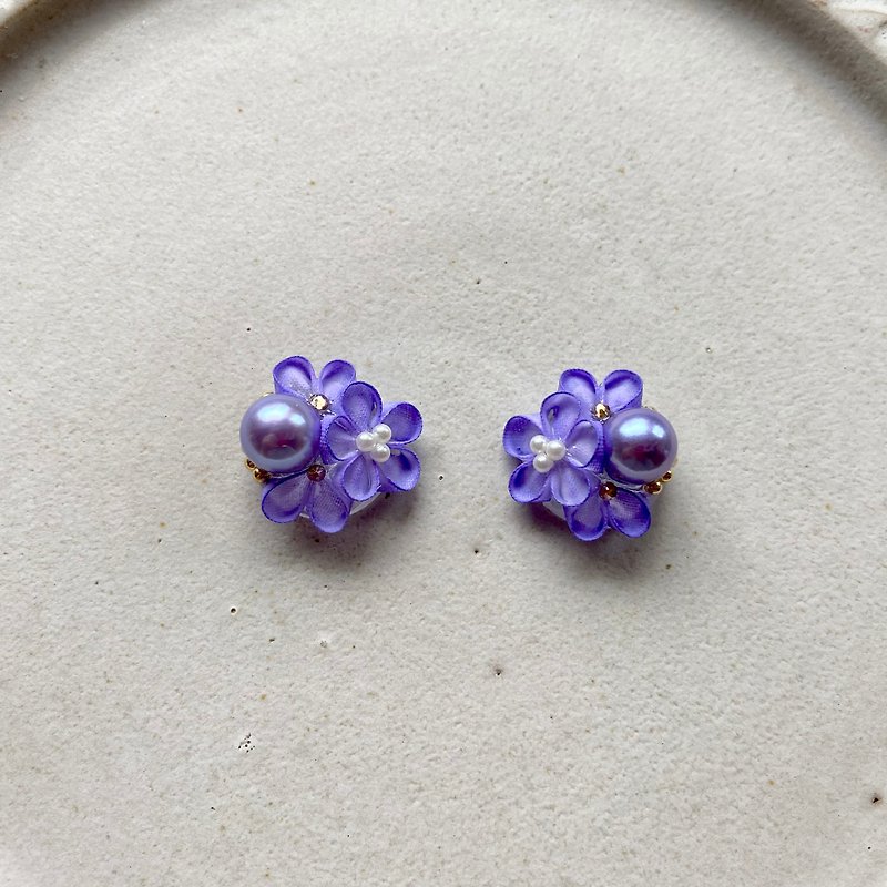 ラベンダー色のアコヤ真珠とつまみ細工のお花のイヤーアクセサリー - 耳環/耳夾 - 珍珠 紫色