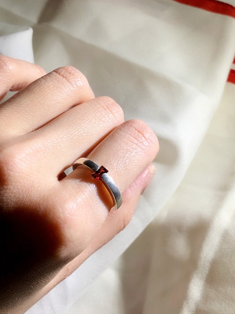 Vintage Modernism Scandinavian Rectangle Red Garnet Silver Solitaire Ring - แหวนทั่วไป - เงินแท้ สีเงิน
