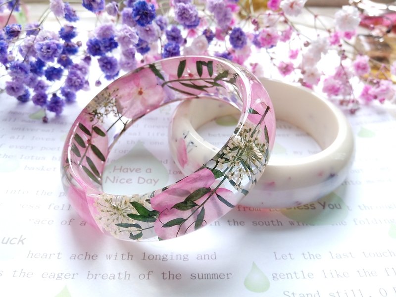 Pressed flowers bangles, real flowers bangles, Pink color - สร้อยข้อมือ - พลาสติก สึชมพู