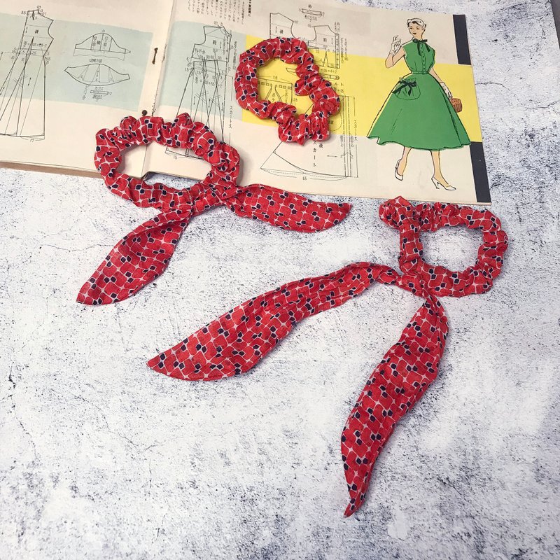 Sienna Handmade Cotton Showa Vintage Style Scrunchie Hair Band - เครื่องประดับผม - ผ้าฝ้าย/ผ้าลินิน สีแดง